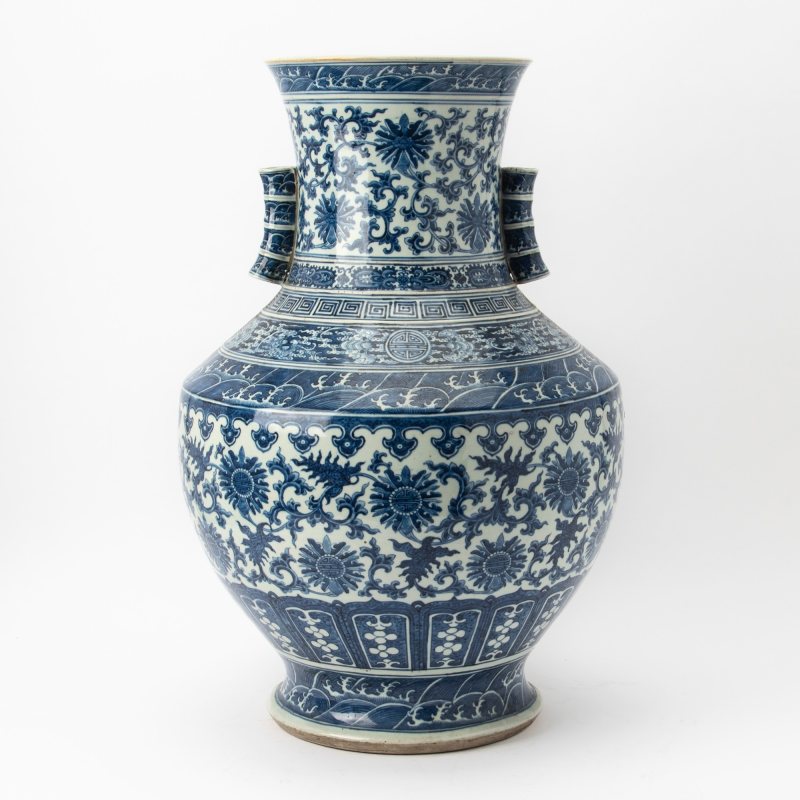 A Large Chinese Blue and White Porcelain Arrow Vase