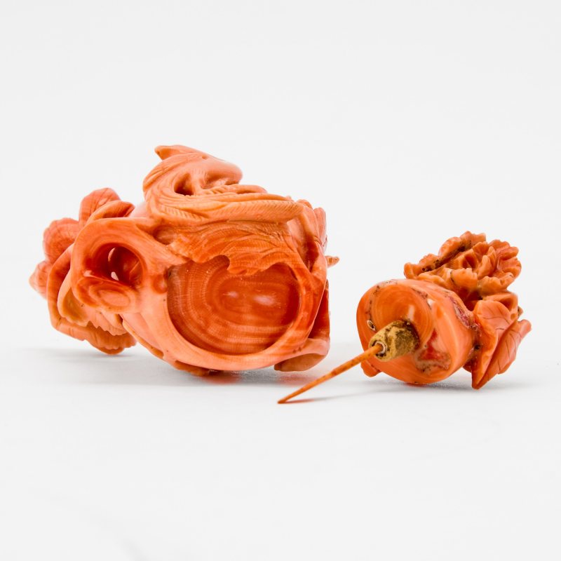 A Chinese Carved Coral Snuff Bottle - 图4