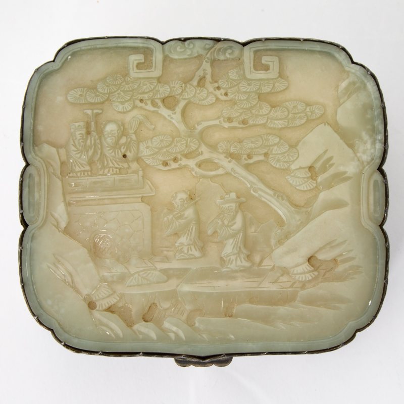 A Chinese Engraved Silver Box and a Celadon-Jade-Inset Cover - 图2