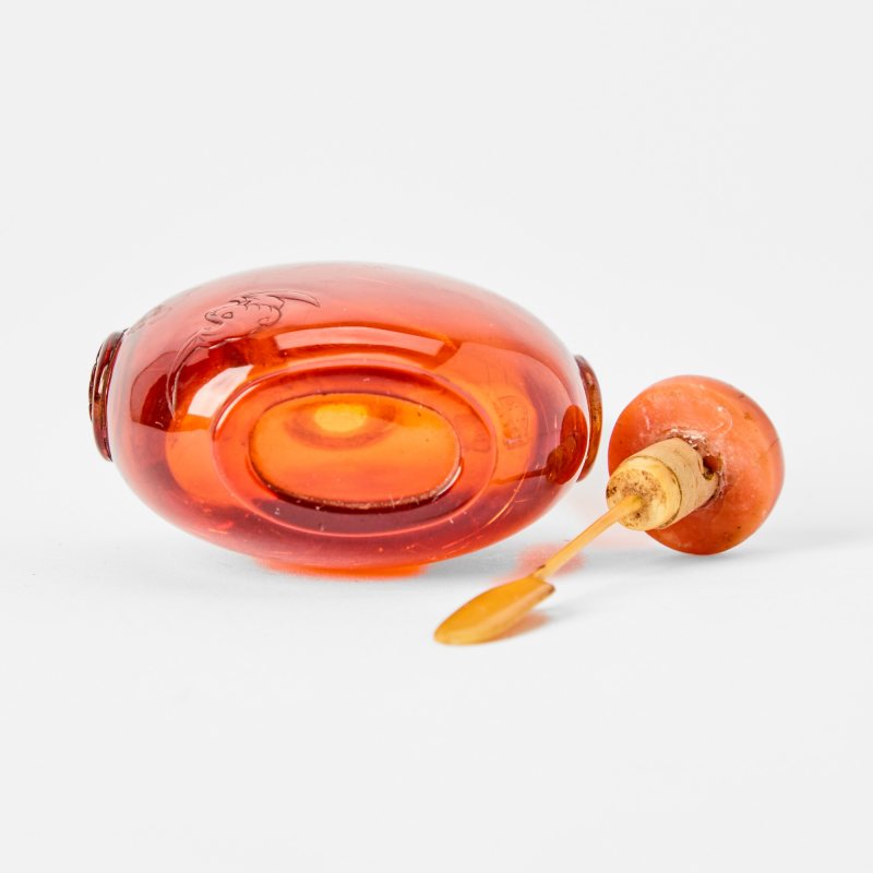 A Chinese Carved Amber Snuff Bottle with a Zitan Box - 图6