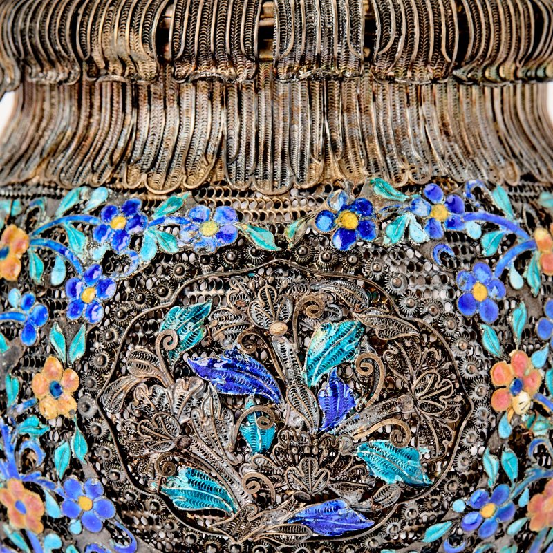 A Chinese Silver Filigree and Enamel Three-Piece Garniture - 图5