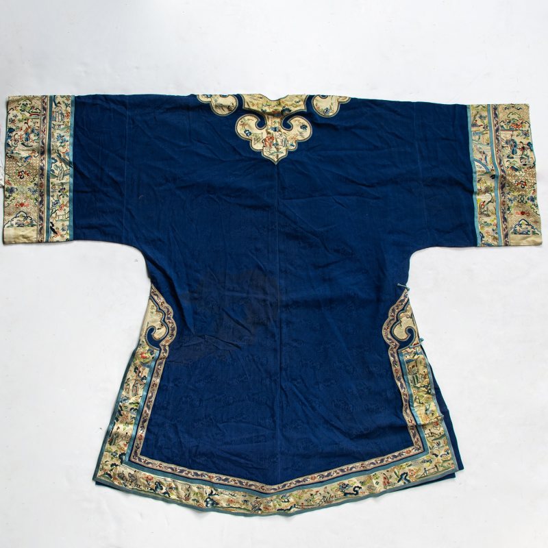 A Chinese Blue Ground Silk Lady's Robe - 图2