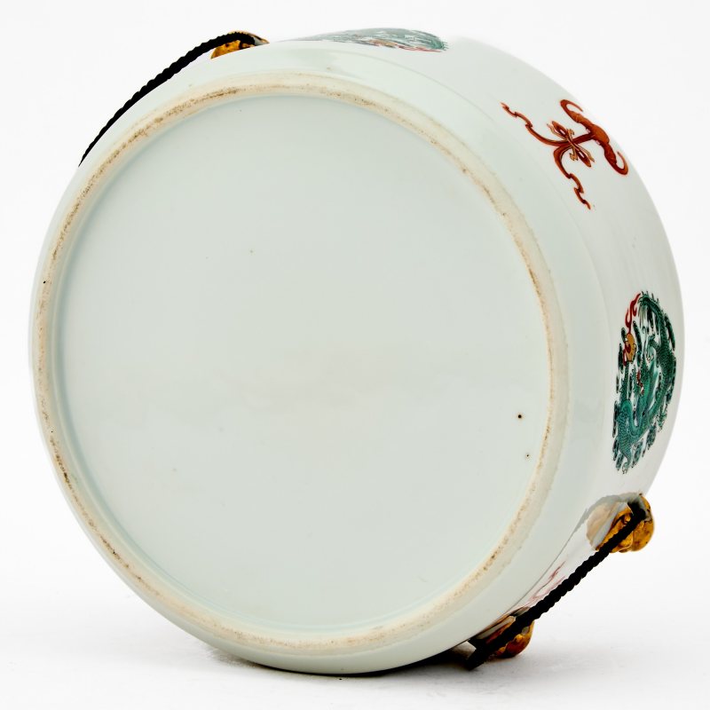 A Chinese Gilt-Decorated Enameled Porcelain Jar and Cover - 图6