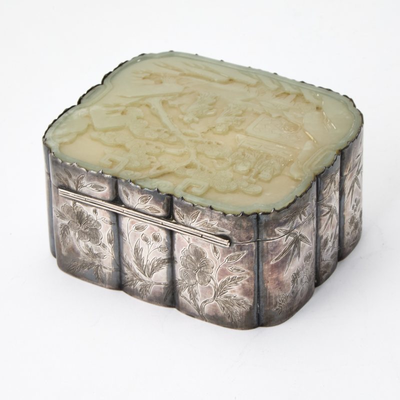A Chinese Engraved Silver Box and a Celadon-Jade-Inset Cover - 图3