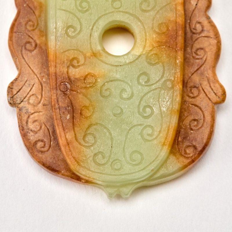 A Chinese Carved Celadon and Russet Jade Pendant - 图4