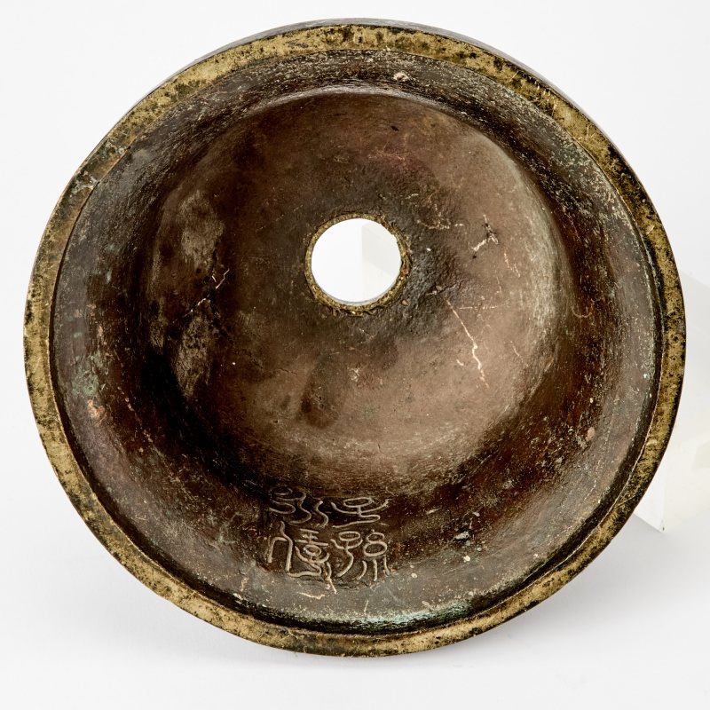 A Large Chinese Cast Bronze Temple Candle Holder - 图5