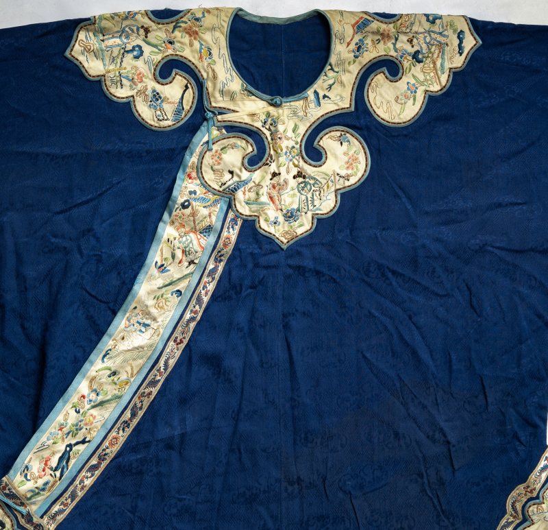 A Chinese Blue Ground Silk Lady's Robe - 图3