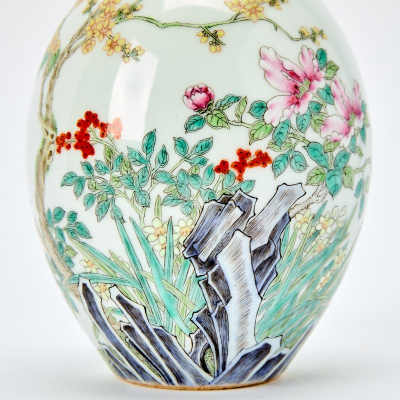 A Chinese Enameled Porcelain Bottle Vase - 图3