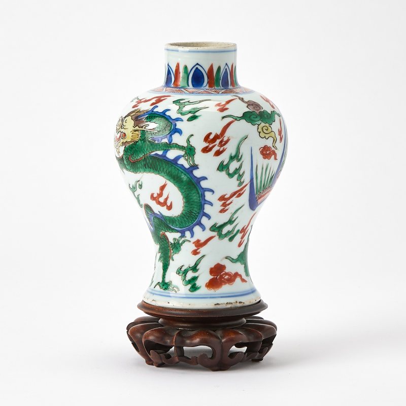 A Chinese Wucai Porcelain Baluster Vase - 图2