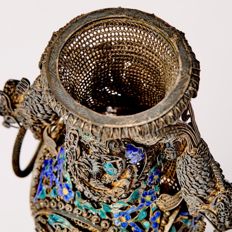 A Chinese Silver Filigree and Enamel Three-Piece Garniture - 图6