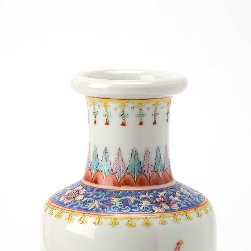 A Chinese Famille Rose Porcelain Vase - 图4