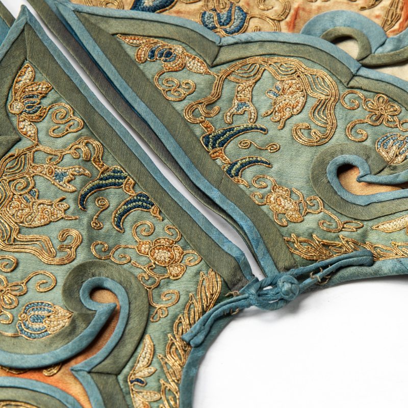 A Fine Chinese Embroidered Silk Collar - 图6