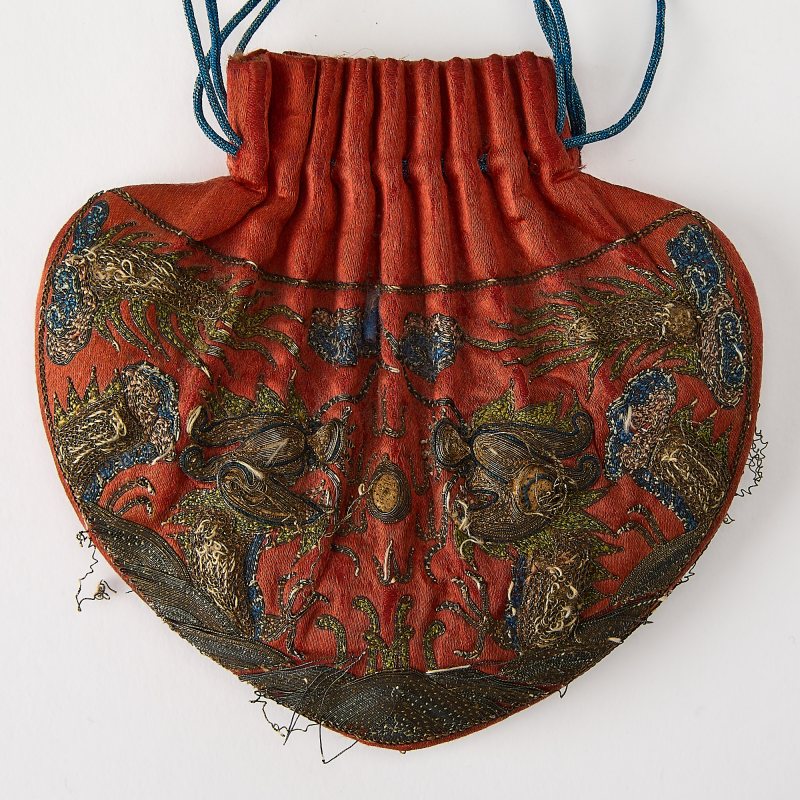 Two Chinese Embroidered Silk Purses, Hebao, with Gilt Bronze Clasp - 图2