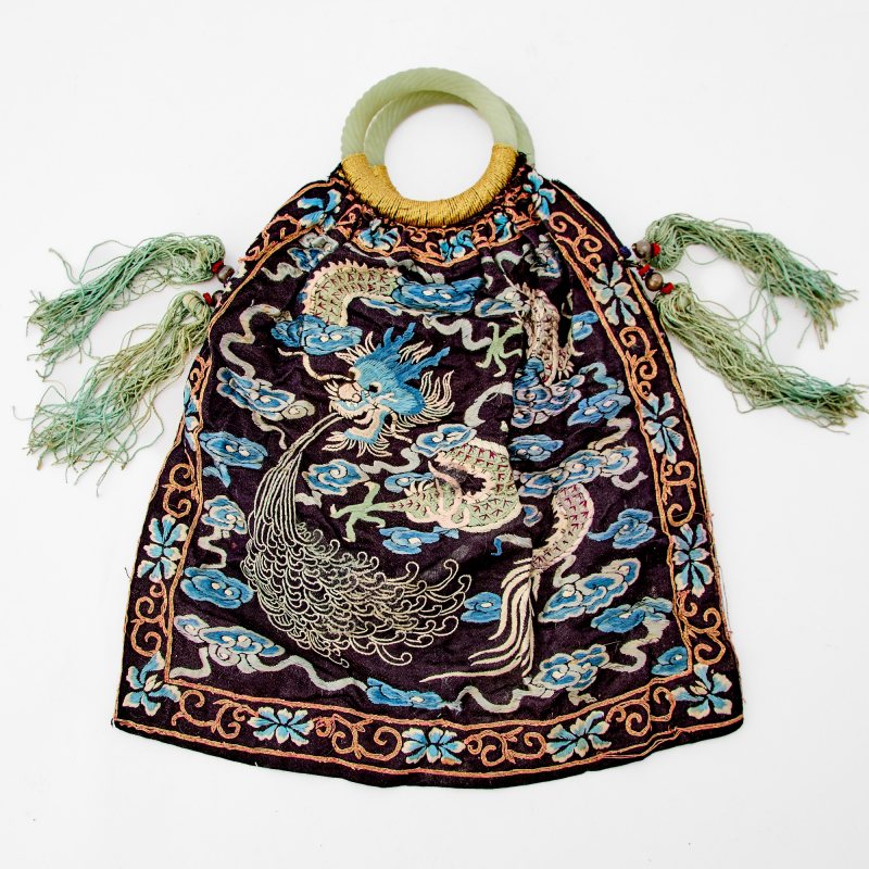 A Chinese Silk Embroidery Pouch with a Pair of Celadon Jade Handles - 图2