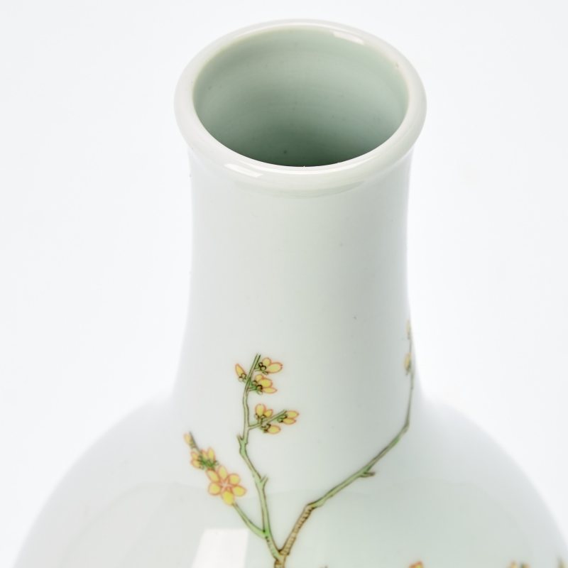 A Chinese Enameled Porcelain Bottle Vase - 图5