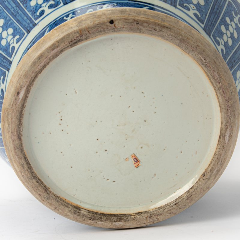 A Large Chinese Blue and White Porcelain Arrow Vase - 图6