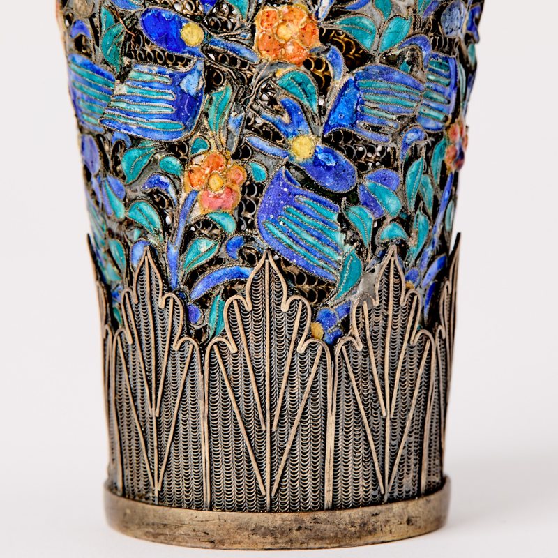 A Chinese Silver Filigree and Enamel Three-Piece Garniture - 图7
