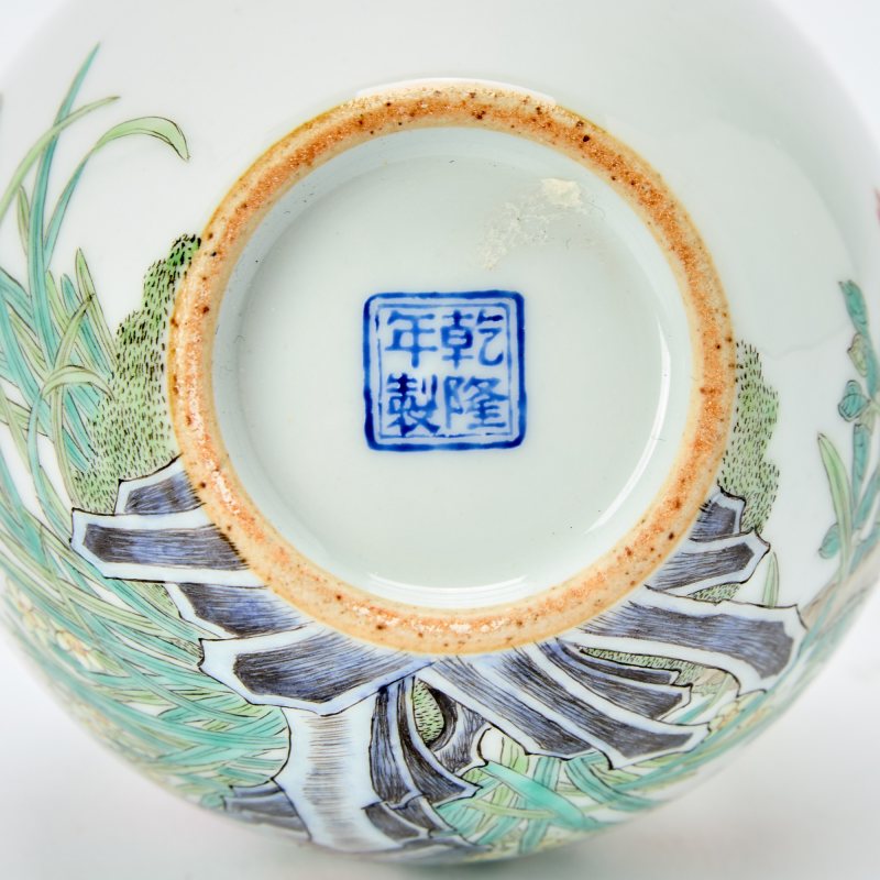 A Chinese Enameled Porcelain Bottle Vase - 图6