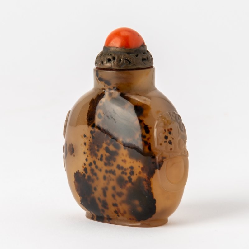 A Chinese Carved Agate Snuff Bottle - 图2