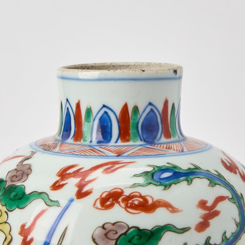 A Chinese Wucai Porcelain Baluster Vase - 图4