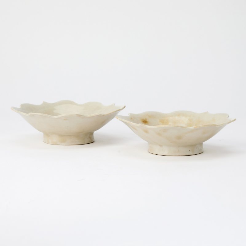 A Rare Pair of Chinese Quatrefoil Dingyao Bowls - 图2
