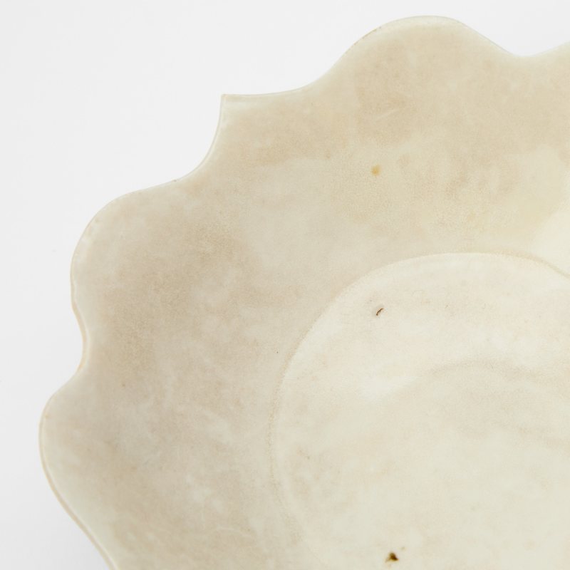 A Rare Pair of Chinese Quatrefoil Dingyao Bowls - 图3