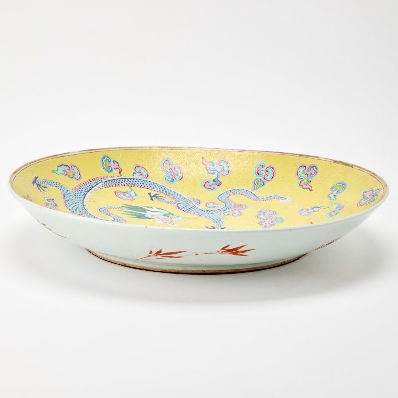 A Chinese Yellow Ground Enameled Porcelain Charger - 图3