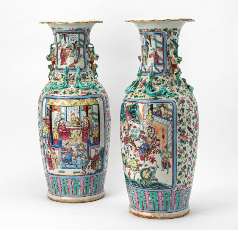 A Pair of Chinese Enameled Porcelain Vases - 图2