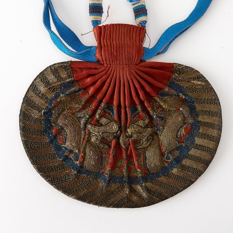 Two Chinese Embroidered Silk Purses, Hebao, with Gilt Bronze Clasp - 图3