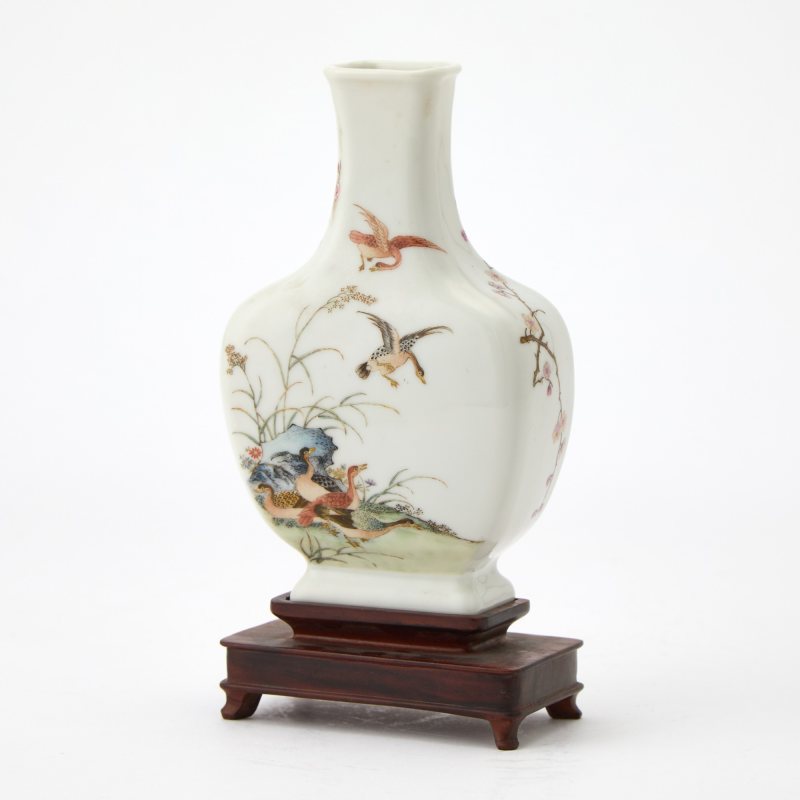 Two Small Chinese Famille Rose Porcelain Vases - 图2