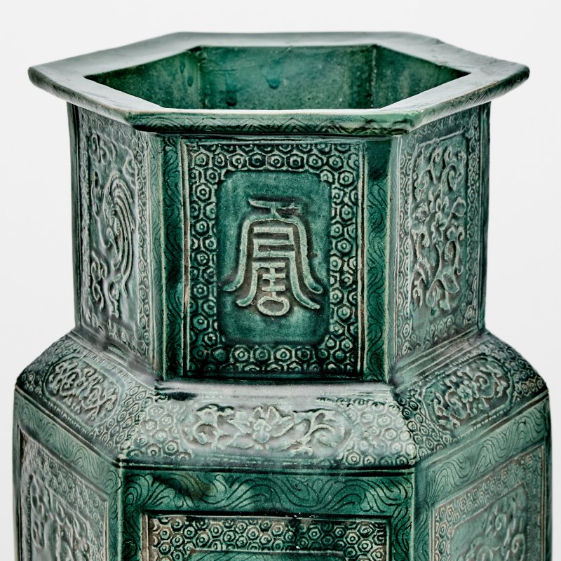 A Chinese Molded Green Glazed Porcelain Hexagonal Vase - 图4