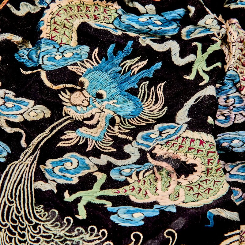 A Chinese Silk Embroidery Pouch with a Pair of Celadon Jade Handles - 图3