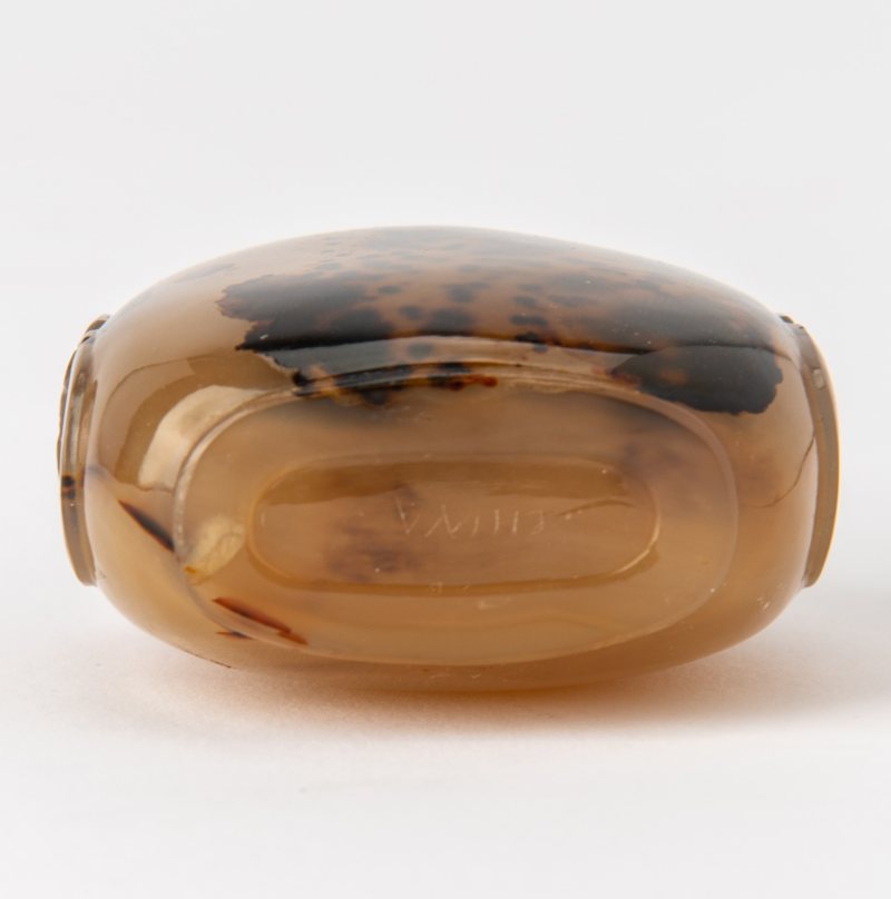 A Chinese Carved Agate Snuff Bottle - 图5