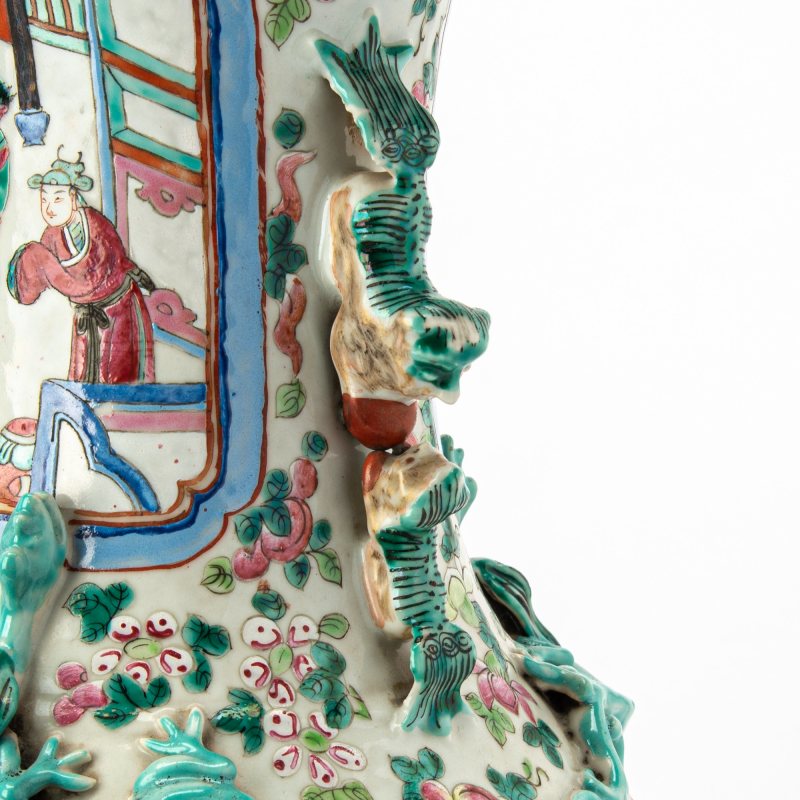 A Pair of Chinese Enameled Porcelain Vases - 图3