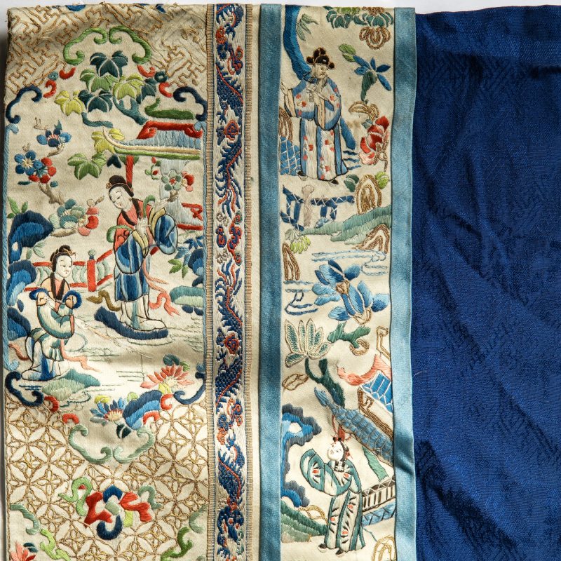 A Chinese Blue Ground Silk Lady's Robe - 图5