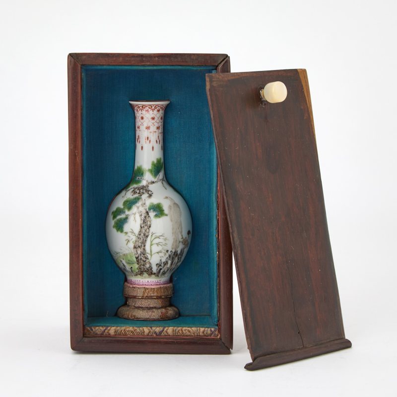 Two Small Chinese Famille Rose Porcelain Vases - 图4