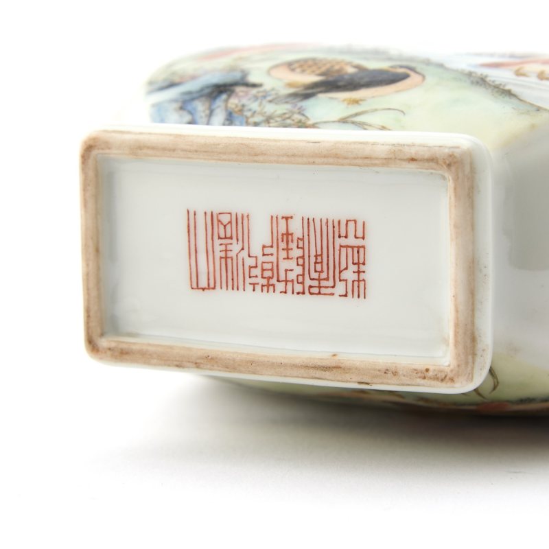 Two Small Chinese Famille Rose Porcelain Vases - 图5