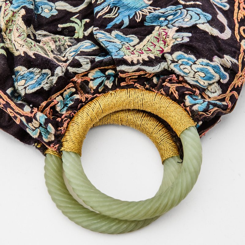 A Chinese Silk Embroidery Pouch with a Pair of Celadon Jade Handles - 图4