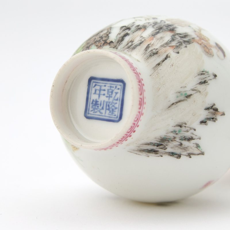 Two Small Chinese Famille Rose Porcelain Vases - 图6
