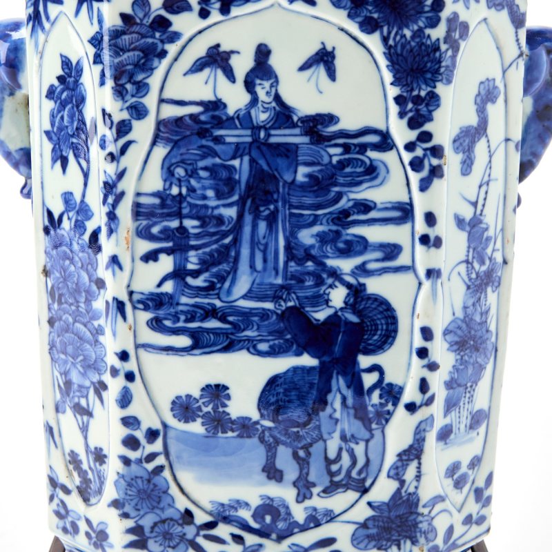 A Chinese Faceted Blue and White Porcelain Vase - 图5