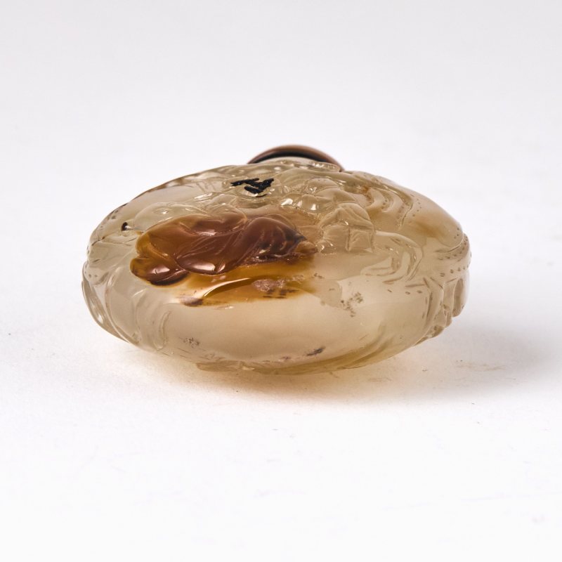 A Chinese Carved Suzhou Agate Snuff Bottle - 图7
