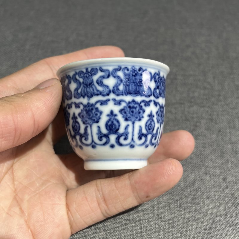 清乾隆青花八宝纹铃铛杯 - 图5
