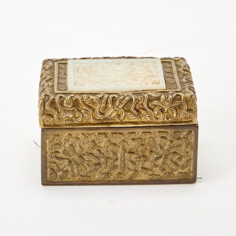 A Gilt Copper Box with Inset Carved Jade Dragon Plaque - 图2