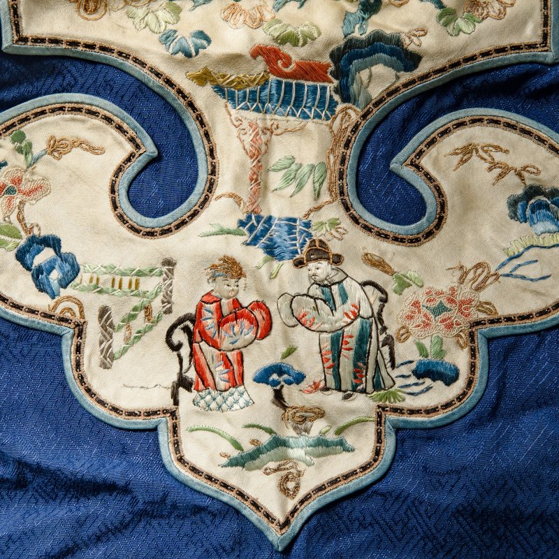 A Chinese Blue Ground Silk Lady's Robe - 图6