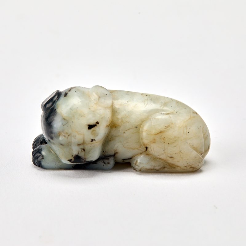 A Chinese Celadon and Black Jade Figure of a Beast - 图2