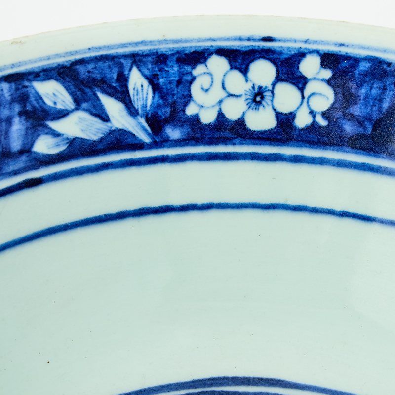 A Large Chinese Blue and White Porcelain Bowl - 图5