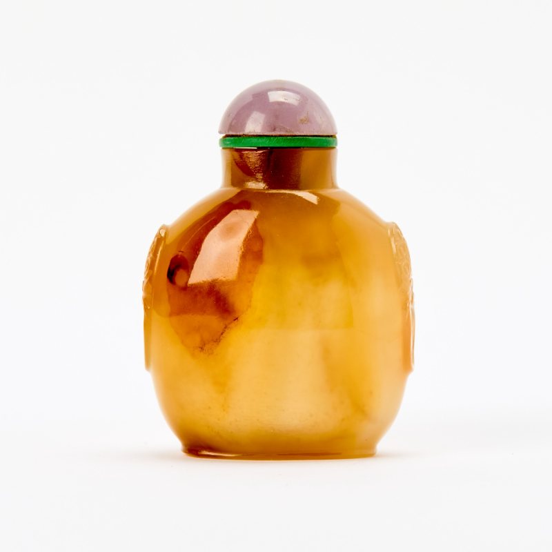 A Chinese Carved Agate Snuff Bottle