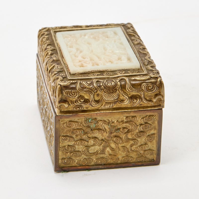 A Gilt Copper Box with Inset Carved Jade Dragon Plaque - 图3