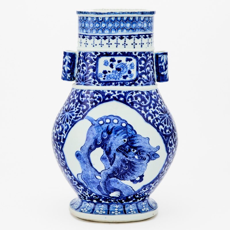 A Chinese Blue and White Porcelain Vase - 图2
