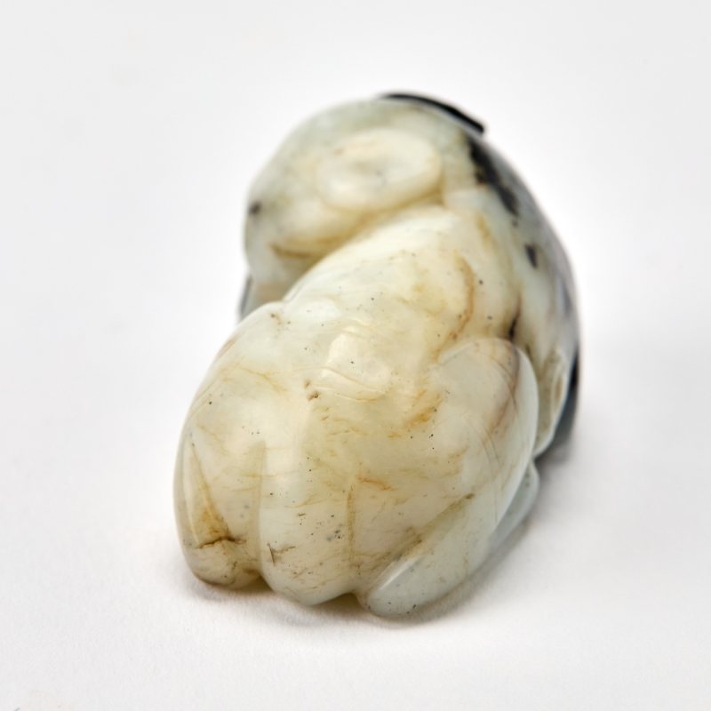 A Chinese Celadon and Black Jade Figure of a Beast - 图3